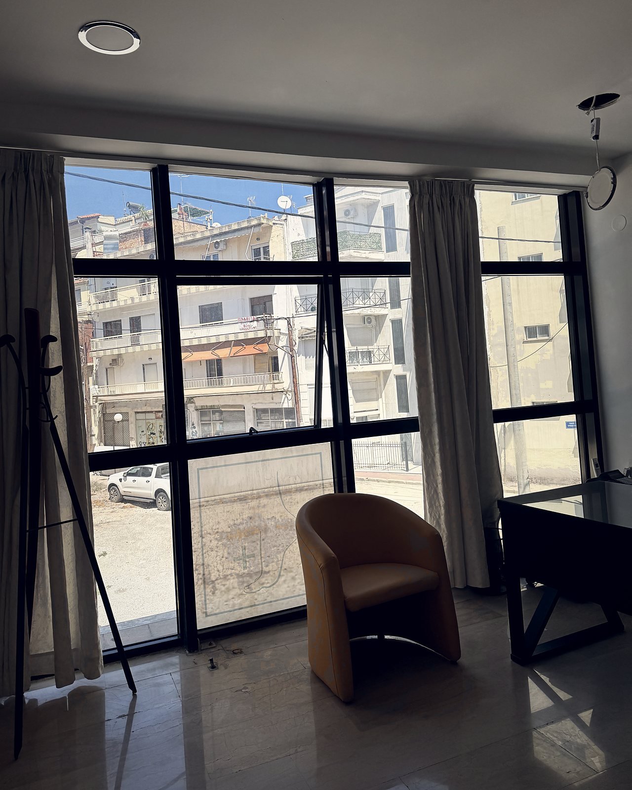 Ψηλά παράθυρα από το δάπεδο ως την οροφή στο γραφείο στη Δράμα